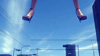 Tall Giantess Expands To Huge Proportions