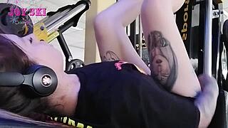 i'm stretchin' at the gym feelin' all sexy n alternative like whoa