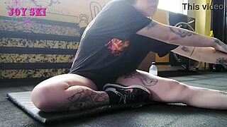 i'm stretchin' at the gym feelin' all sexy n alternative like whoa