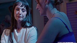 milf and teen scissor kiss in hot lesbian action!