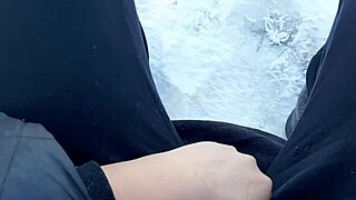 I jerk off so risky in public park near people, gonna cum!!