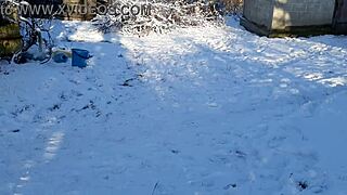 I jerk off so risky in public park near people, gonna cum!!