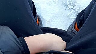 I jerk off so risky in public park near people, gonna cum!!