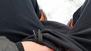 I jerk off so risky in public park near people, gonna cum!!