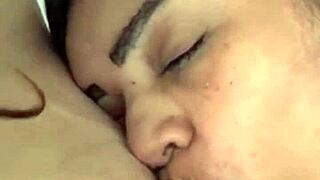 fodendo com meu pinto de borracha na minha amiga lesbica