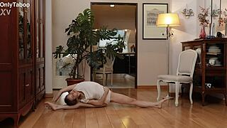 cute nicole murkovski stretches naked pussy wide 😍🧘‍♀️