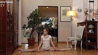 cute nicole murkovski stretches naked pussy wide 😍🧘‍♀️