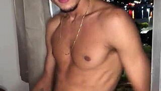 Safado Garoto Punheta Handjob Blowjob Creampie Tattoo na Janela do Predio