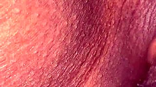 Delivery boy boldly bangs curvy Indian babe hard for parcel payment