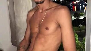 Safado Garoto Punheta Handjob Blowjob Creampie Tattoo na Janela do Predio
