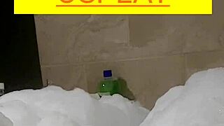 Wow Cyno bubbles up solo in steamy bath!