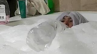 Wow Cyno bubbles up solo in steamy bath!