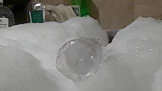 Wow Cyno bubbles up solo in steamy bath!