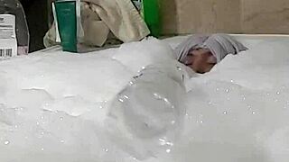 Wow Cyno bubbles up solo in steamy bath!