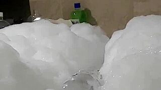 Wow Cyno bubbles up solo in steamy bath!