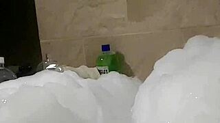 Wow Cyno bubbles up solo in steamy bath!