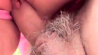 vieux français chante avant de baiser une jeune beauté européenne