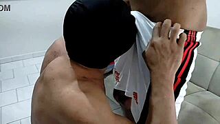 ei grandao, empina essa bunda musculosa pra eu meter tudo gostoso?