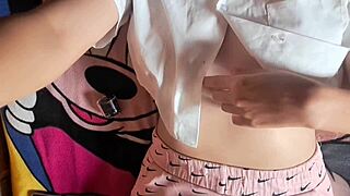 ESTOY TAN CALIENTE! esta mesa me hace ORGASMO INTENSO frotando mi coño rico