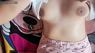 ESTOY TAN CALIENTE! esta mesa me hace ORGASMO INTENSO frotando mi coño rico