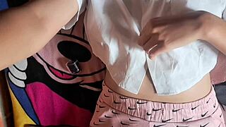 ESTOY TAN CALIENTE! esta mesa me hace ORGASMO INTENSO frotando mi coño rico