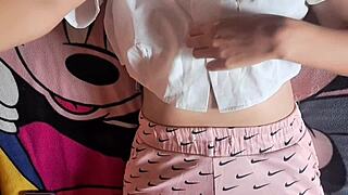 ESTOY TAN CALIENTE! esta mesa me hace ORGASMO INTENSO frotando mi coño rico