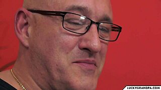 Teen babe eagerly sucks brunette vintage cocks deep