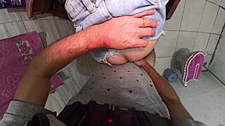 dona de casa sem calcinha seduz encanador na pia com boquete e foda rough na cozinha