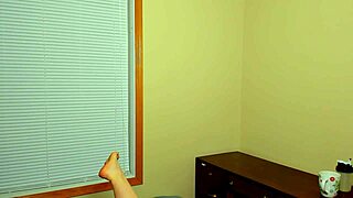 i'm rubbing my wet pussy live on webcam for you