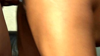 jeune femme camerounaise aux grosses fesses en levrette sauvage