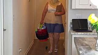 Real estate babe in tiny dress flashes bare pussy while cleaning up close 🏠💦