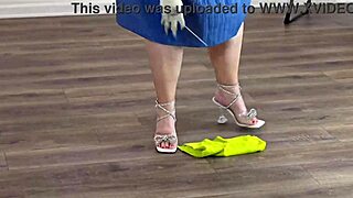 Real estate babe in tiny dress flashes bare pussy while cleaning up close 🏠💦