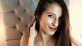 Danna Londres' Petite Outdoor Facial Fetish Thrill