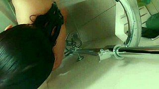Seducing bf in shower ends up squirting