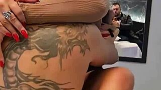 marido domidor leva a esposa putinha para fuder com o amigo
