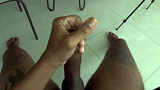 dando uma boa gozada farta pra relaxar after huge cock