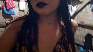 la madrastra tetona y su nueva lenceria de militar ella mueve sus caderas y se calienta mientras fantasea con tener sexo