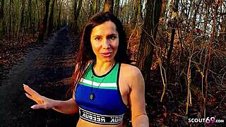Reife deutsche joggerin im park angequatscht und zum schnellen fick uberedet