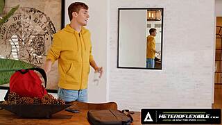 Twink catches hunk getting sucked by friend