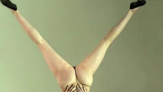 야, Sofia Zhiraf 그 러시아 18+ 브루넷 틴이 다리를 이렇게 넓게 벌려!