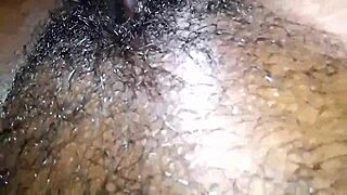 Nu rezist pizdei strânse și păroase a iubitei mele ebony curvy în pat. Mă înnebunește!