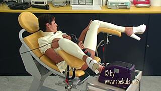 Svázaná anální mašina přináší stříkající orgasmus a bolest