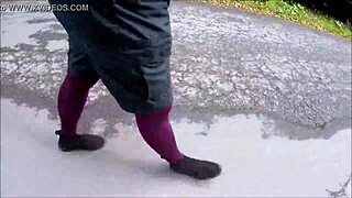 Strømpebukser oppdaget i dristig utendørs øyeblikk. Slik offentlig utstilling!