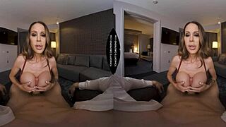 Flickvän i lingerie hjälper till att slappna av med ridning