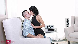 كريس ذا فوكس، بنية نحيفة في كعب عالي، تمص وتتعرض للضرب