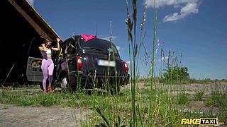 Ehi, ho visto questa hot jogger con corpo perfetto farsi scopare nel sedile posteriore del taxi!