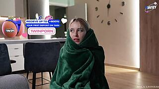 แบ่งเตียงกับน้องสาวต่างพ่อในวันหยุด เธอกลัวแล้วฉันเสร็จบนกางเกงในเธอ