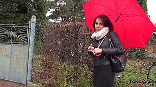 Garota francesa entra na van com estranho para deixar buceta torrada! Viagem selvagem aguarda