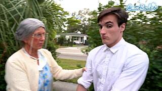 Geile Oma squirtet in der Öffentlichkeit nach massivem Orgasmus