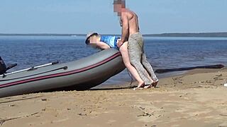 Dámská turistka a lodník sdílí malebnou jízdu s hravými venkovními vibracemi.